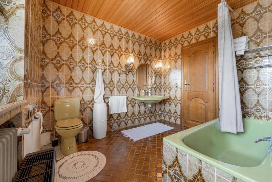 Badezimmer mit Badewanne und Fenster Einfamilienhaus Bedburg